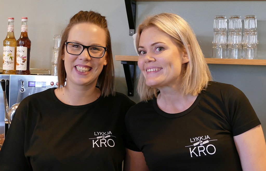 (f.v) Adele Hannevold (ansatt) og Elise Espenes Tårnesvik (daglig leder) var glade for å kunne åpne dørene for publikum på den nyåpnede kafeen i Buvika.