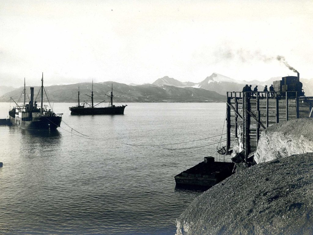 Lasting av kull for Kings Bay Kull Compani, i samme område skjedde en rekke gruveulykker, den siste i 1962 som utløste en politisk krise i Norge (Foto: Sigvald Moa, Kings Bay Kull Compani – Wikipedia)