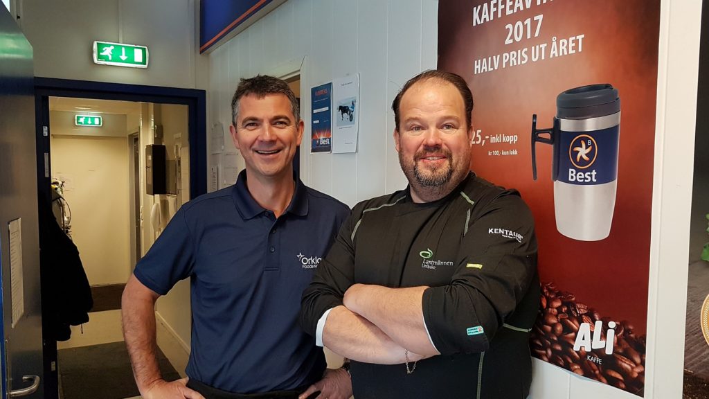 (f.v) Helge Hansen fra Orkla Foods og Øyvind Barø i fra Lantmännen hjelp til med burgerne.